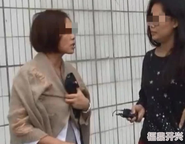 混小子 我可是你岳母啊！原来是某知名演员的母亲在片场探班，意外撞见儿子与女友亲热的尴尬一幕